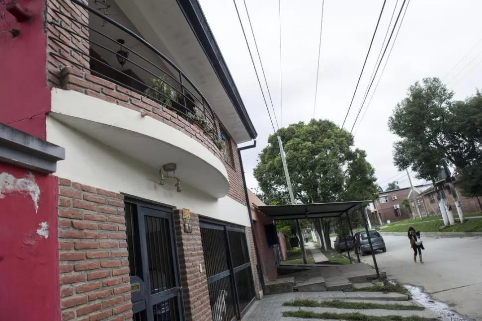 VILLA CARMELA. Sofía Villagrán se asomó a ese balcón -de la casa de su novio- durante el asalto al joven del delivery y recibió el balazo por la espalda.  la gaceta / FOTO DE JORGE OLMOS SGROSSO