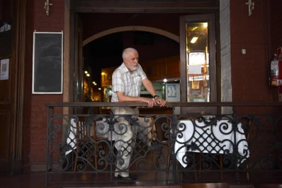 La emotiva despedida a 32 años de tradición del bar Lisandro