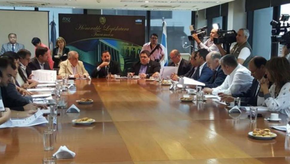 Legisladores evalúan una reforma de la Constitución