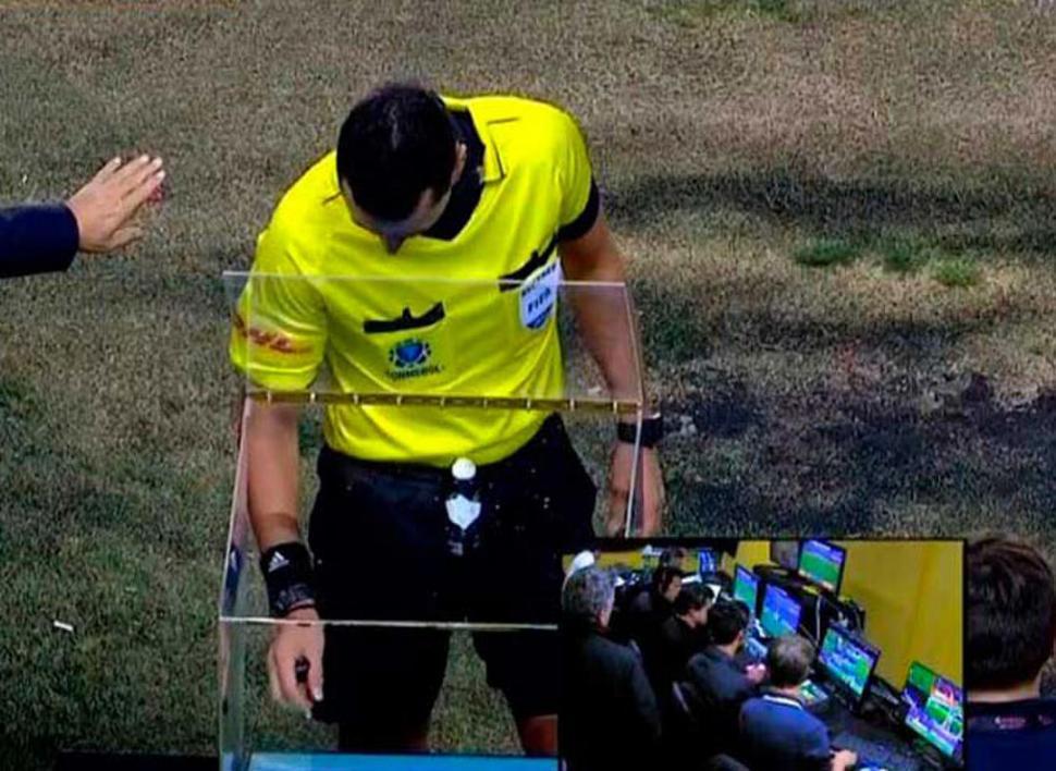 El uso del sistema VAR quedó en el ojo de una tormenta en el fútbol