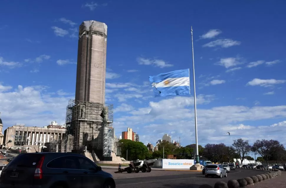 EN ROSARIO. En el Monumento a la Bandera, la enseña patria permanecerá tres días izada a media asta. reuters 