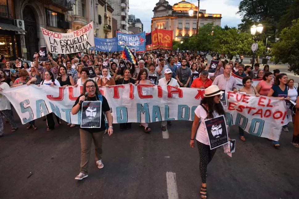 EN TUCUMÁN. Una multitudinaria marcha en reclamo de justicia por Maldonado rodeó la plaza Independencia. la gaceta / foto de josé nuno