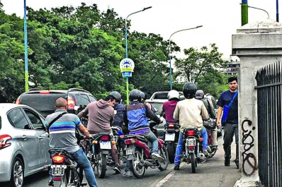 Las motos ocupan “en manada” las veredas del puente del ferrocarril Mitre