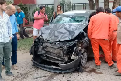 Un colectivo y un auto protagonizaron un violento accidente en Yerba Buena