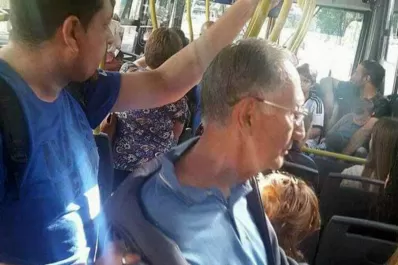 Indignante: un hombre de 83 años fue detenido tras eyacular sobre una joven en un colectivo