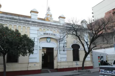Robaron, huyeron, se cayeron de la moto y quedaron aprehendidos