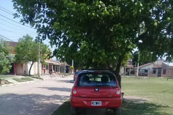 Usan de cochera” la vereda de la plaza pública en Los Vallistos