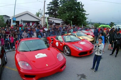 Tafí del Valle vive una fiesta con la caravana de autos Ferrari
