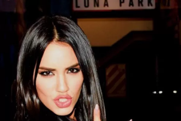 ¡Diosa! Las fotos de Lali Espósito sobre la cama con un escote muy sexy