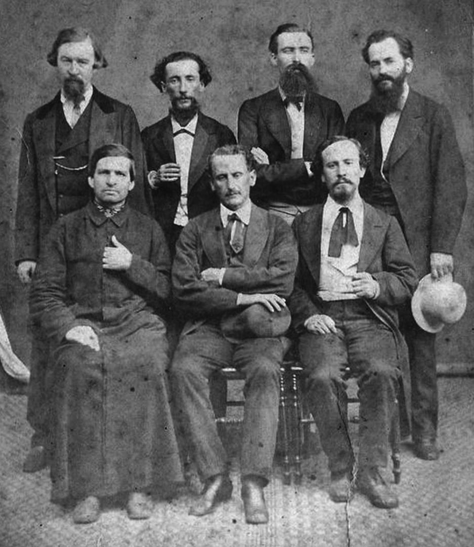 BENJAMÍN VILLAFAÑE. Sentado, al centro, en 1870, el rector del Colegio Nacional de Tucumán que cesanteó a Barbati.