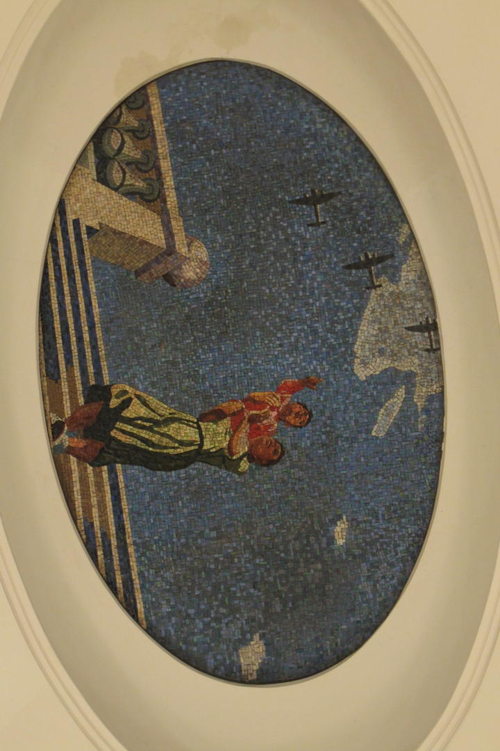 MUJER CON NIÑO Y AVIONES. Mosaico de Mayakovskaya. la gaceta / fotos de irene benito