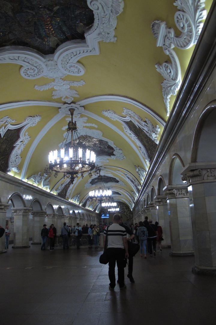 DIGNO DE LOS BAILES DEL ZAR. El recinto central de la estación Komsomolskaya.