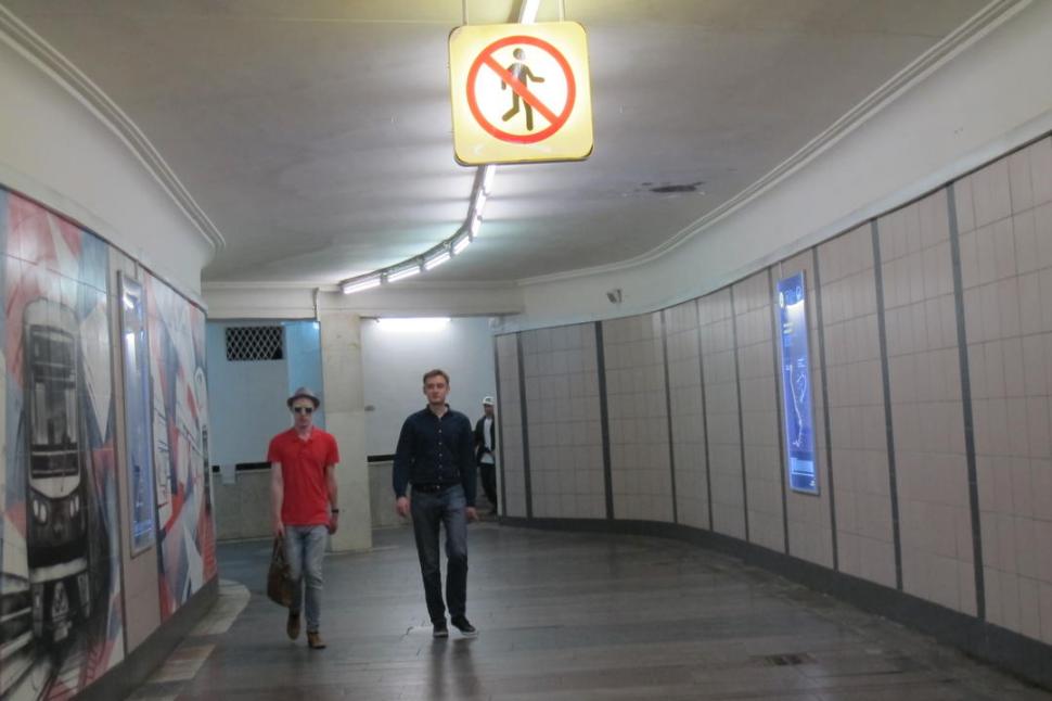 “PROHIBIDO CORRER” Caminar está bien, correr no. Se trata de una regla difícil de cumplir cuando los tiempos apremian: los guardias del Metro de Moscú se asegurarán de que aquello suceda.