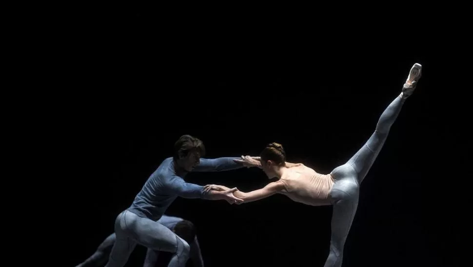EQUILIBRIO HACIA LA PERFECCIÓN. Escena de “One another”, obra del destacado coreógrafo argentino Demis Volpi. CON LA COMPAÑÍA. Julio Bocca, saludando al final de un espectáculo, al frente de bailarines del Sodre. martinwullich.com