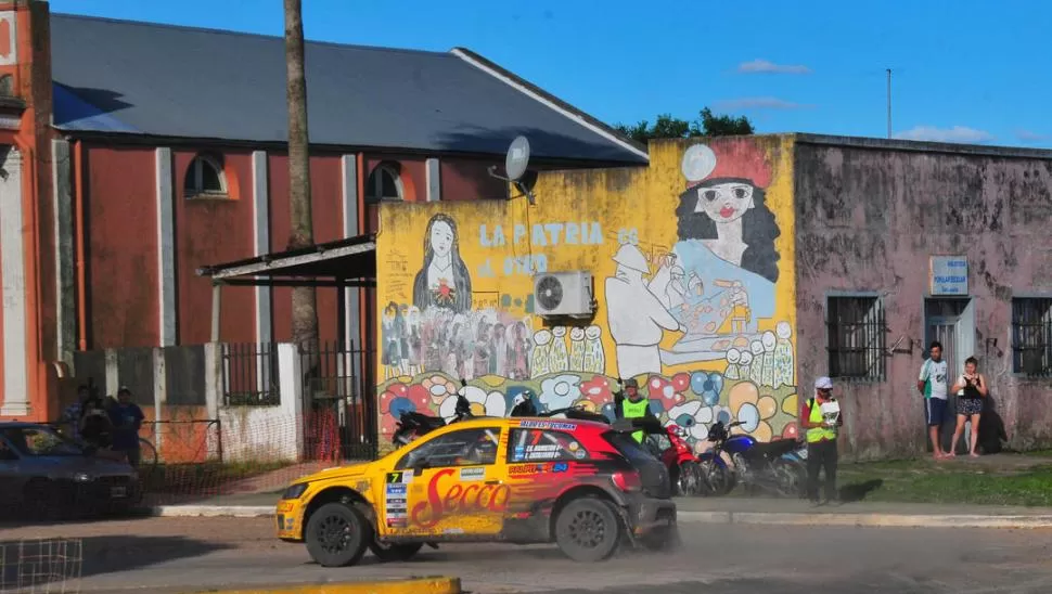 CIUDAD. El VW Gol de García Hamilton y el Peugeot 208 de Padilla derraparon por las calles de Concepción del Uruguay. FOTOS DE MARCELINO MERCADO