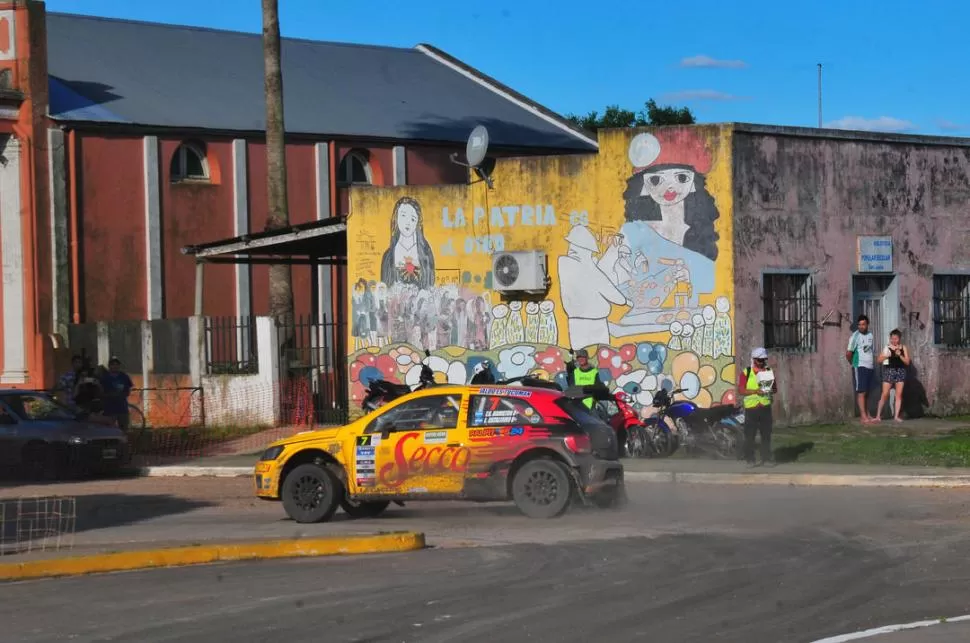 CIUDAD. El VW Gol de García Hamilton y el Peugeot 208 de Padilla derraparon por las calles de Concepción del Uruguay. FOTOS DE MARCELINO MERCADO