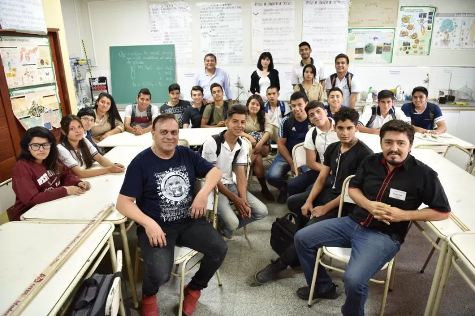 CULTURA COLABORATIVA. El artista visual Rolo Juárez (izquierda) volvió a la escuela de la que había egresado. En su encuentro con los alumnos de 5° y 6° año, todos aprendieron de todos.  LA GACETA / FOTOS DE INÉS QUINTEROS ORIO.-