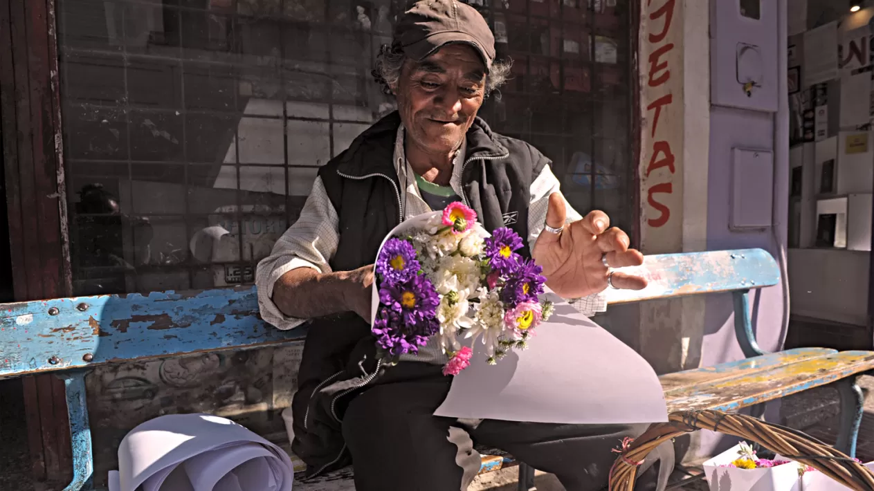 EN PROCESO DE PREPARACIÓN. Rubén Darío Erazu ha perfeccionado con los años el arte de armar ramos de flores. Hace unos 80 cada día. la gaceta / fotos de franco vera