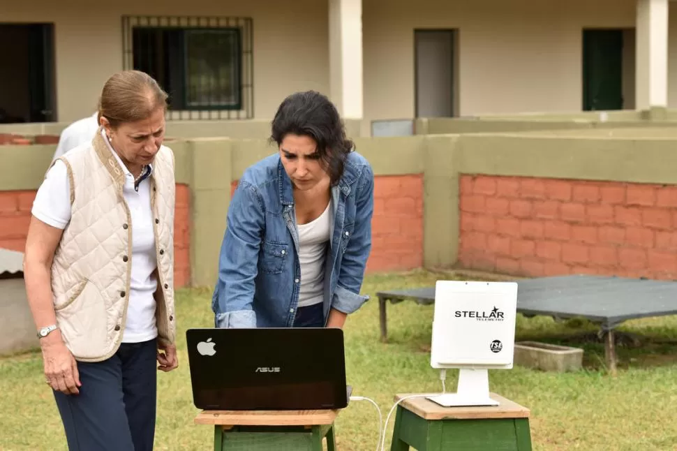 MONITOREO. Silvia Chamut y Valeria García Valdez controlan los lagartos. la gaceta / foto de inés quinteros orio 