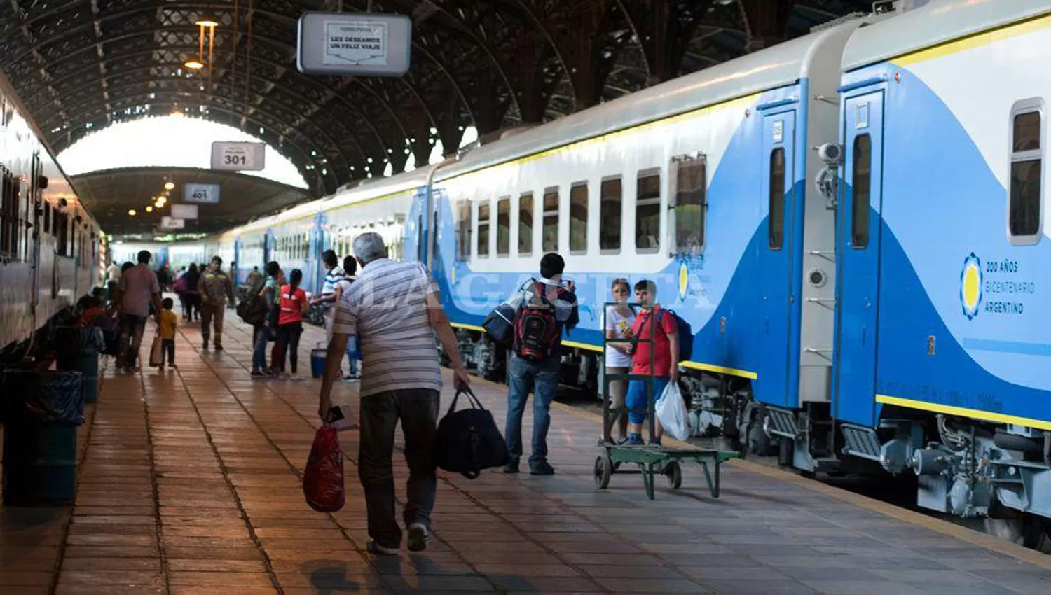 ESTACIÓN MITRE. La imagen muestra la previa de la partida del tren en la estación tucumana. ARCHIVO