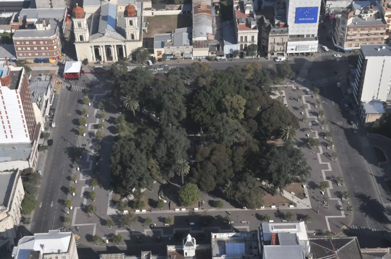 DESDE EL AIRE. Así se ve la plaza Independencia desde el aire por estos días. ARCHIVO LA GACETA / FOTO DE JORGE OLMOS SGROSSO
