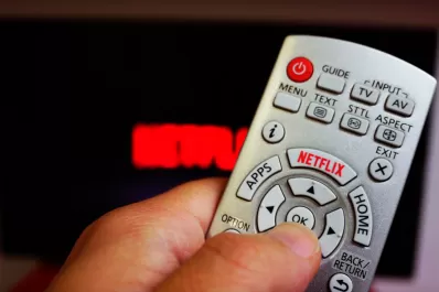 Robó electrodomésticos y huyó, pero lo detuvieron por conectar el televisor a Netflix