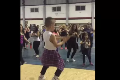 Video: un nene de seis años dirigió una clase de Zumba y se volvió viral