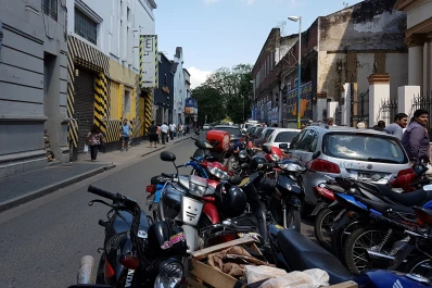 Prometieron devolverle su dirección original a Mendoza al 800, pero el tiempo pasa y el descontrol se multiplica