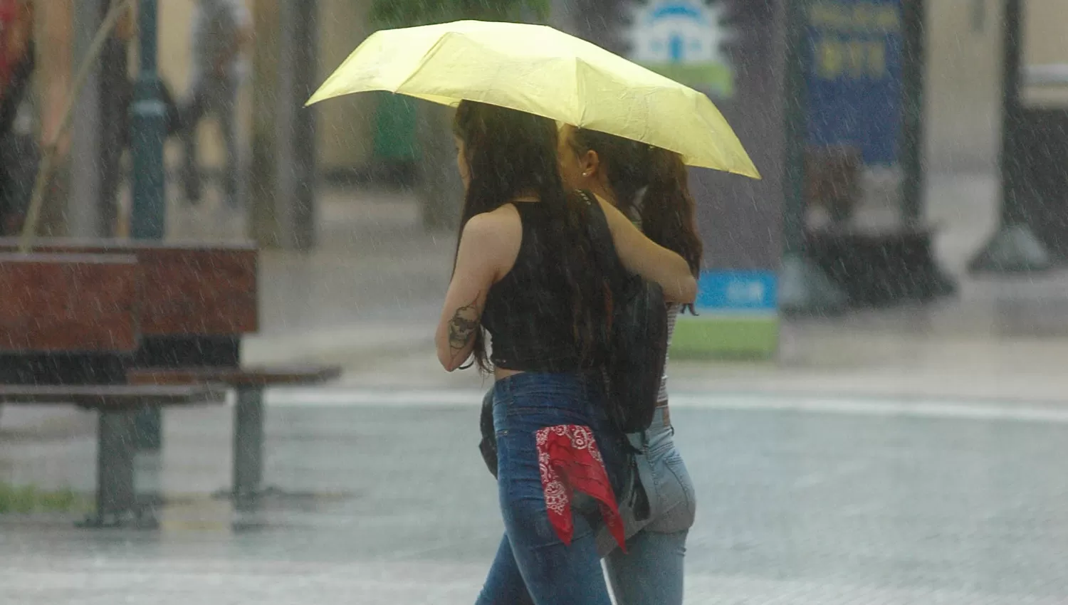 TENERLO A MANO. El paraguas será el aliado de los tucumanos durante el miércoles y el jueves. Lluvia. ARCHIVO LA GACETA / FOTO DE ANTONIO FERRONI