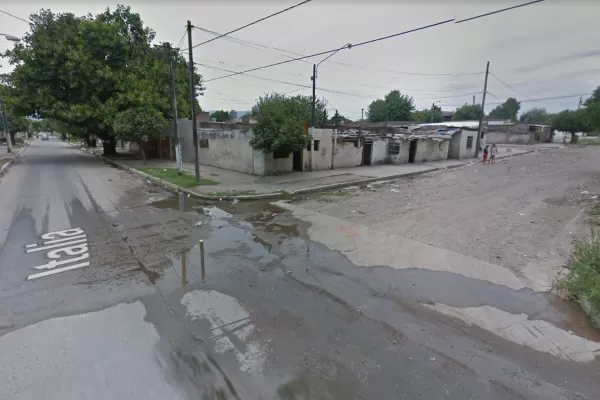 Atacaron a palazos y a pedradas a un grupo de policías para impedir una detención en La Bombilla