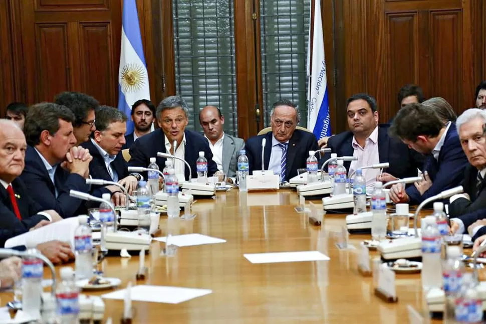EN LA UIA. Ministros nacionales explican a los representantes del sector privado los alcances de los cambios que impulsa la gestión del presidente Macri. ministerio de mproducción de la nación