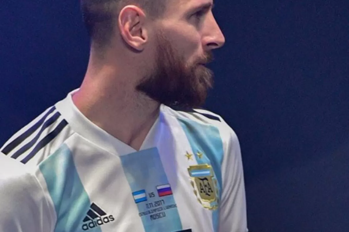 GENIO. Messi presentó la nueva camiseta y la nueva pelota para el Mundial. (FOTO TOMADA DE TWITTER)