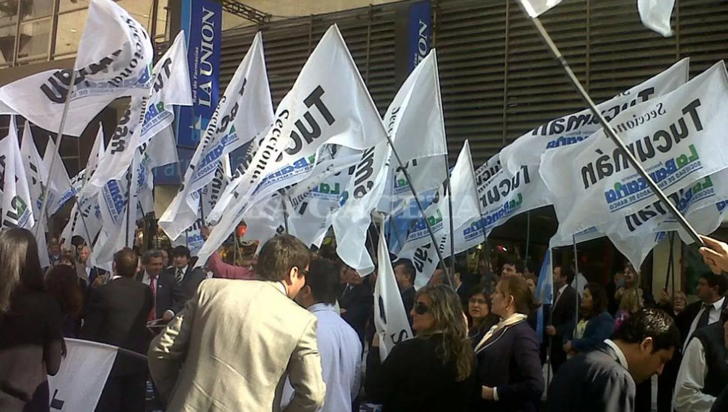 LA BANCARIA. Empleados bancarios tucumanos, durante una protesta en el microcentro. ARCHIVO