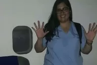 La tiraron del tren para robarle el celular y ahora pelea por su vida