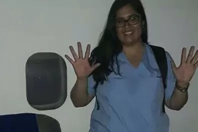 La tiraron del tren para robarle el celular y ahora pelea por su vida