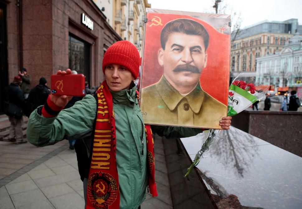RECUERDO. Un manifestante se toma una “selfie” con un retrato de Stalin.  