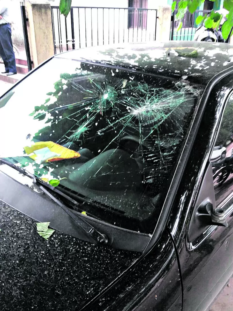 DESTROZOS. El parabrisas de un vehículo de un policía terminó dañado.  