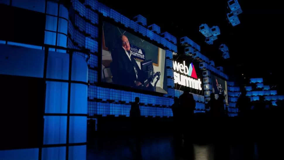 EN LA “WEB SUMMIT”. El cosmólogo entrega un mensaje de video durante la conferencia de tecnología más grande de Europa, en Lisboa. reuters