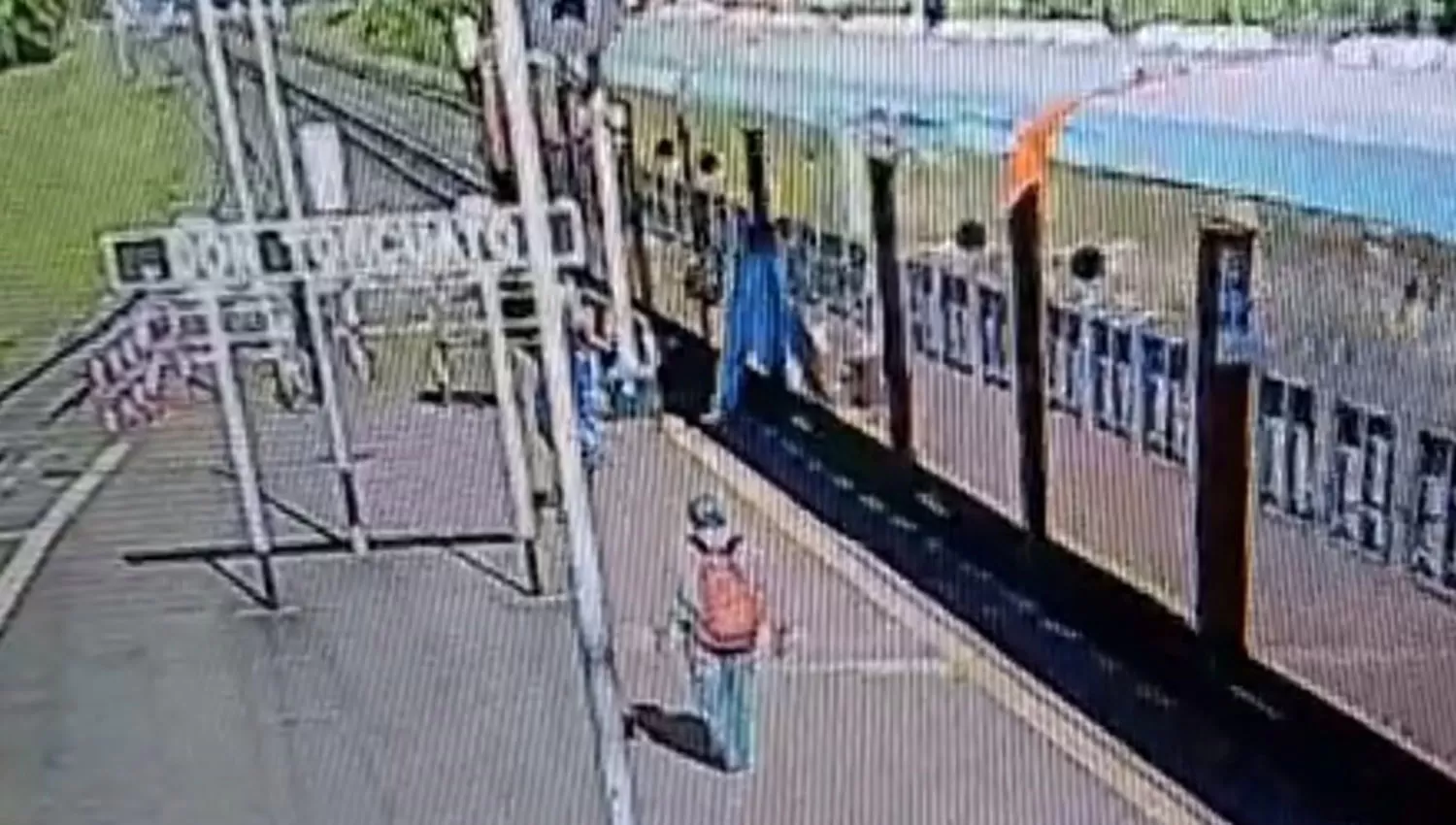 EL MOMENTO DEL ATAQUE. Brenda cae del tren mientras el ladrón escapa. CAPTURA DE VIDEO