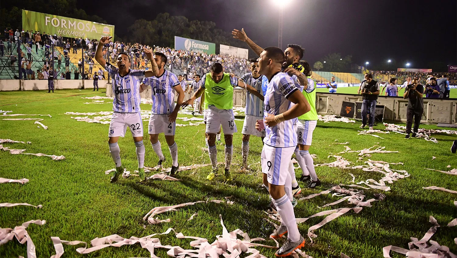 FESTEJO. Jugadores de Atlético celebran con los hinchas que viajaron a Formosa. FOTO DE ARIEL RAMOS ESPECIAL PARA LA GACETA
