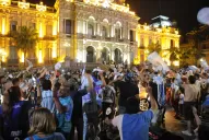 Los hinchas de Atlético colmaron la Plaza Independencia para celebrar el pase a la final