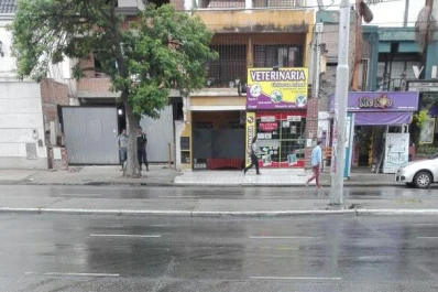 Una tapa de hierro de la red cloacal quedó “parada” en medio de una calle muy transitada