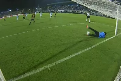 Mirá el penal que atajó Lucchetti antes de salir lesionado