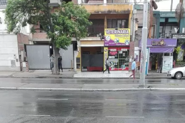 Una tapa de hierro de la red cloacal quedó “parada” en medio de una calle muy transitada