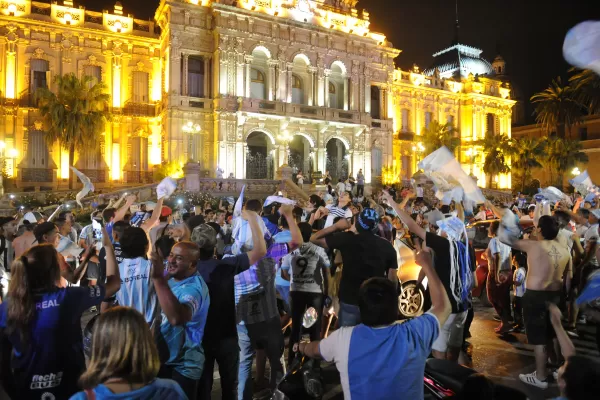 Los hinchas de Atlético colmaron la Plaza Independencia para celebrar el pase a la final