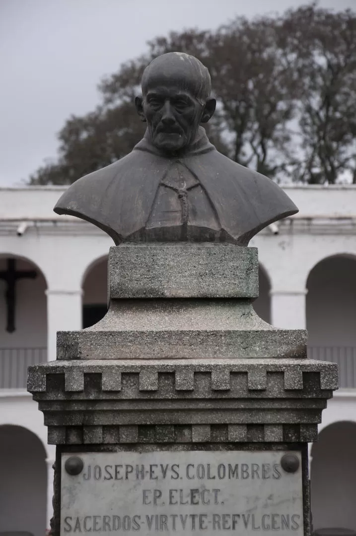 JOSÉ EUSEBIO COLOMBRES. Busto del prelado en el parque 9 de Julio. Se descubrió frente a la que fue su casa, en 1916. 