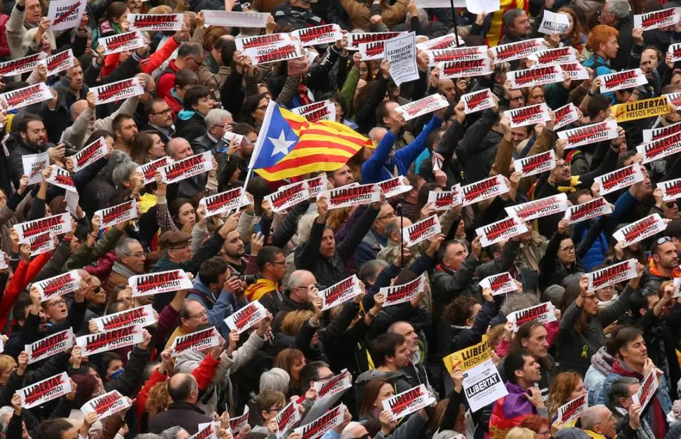 RECLAMOS. Las autoridades de Barcelona afirman que la actitud del gobierno central español no hizo más que agudizar la crisis en Cataluña.  Reuters