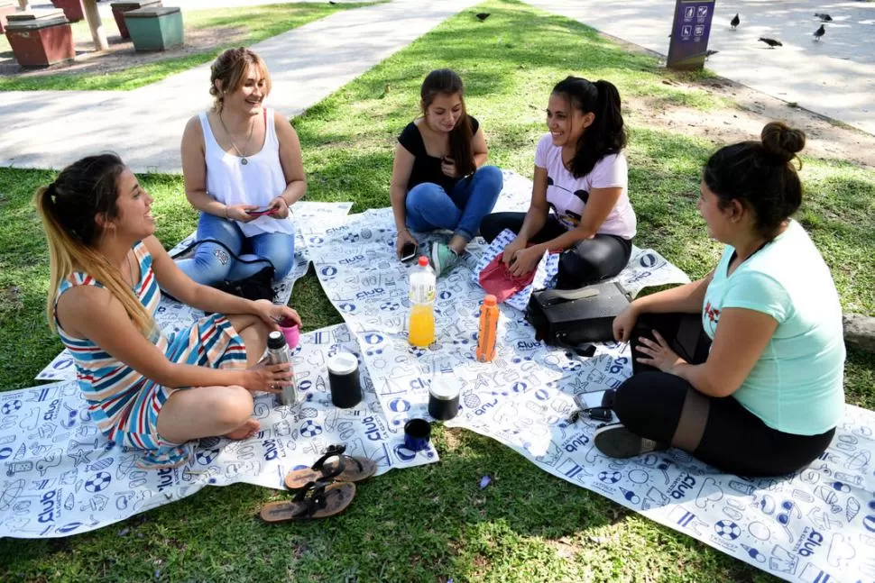 DE ESTRENO. Las tardes de mate en la plaza San Martín son parte del ritual de los estudiantes universitarios. LA GACETA / FOTO JOSE NUNO.- 