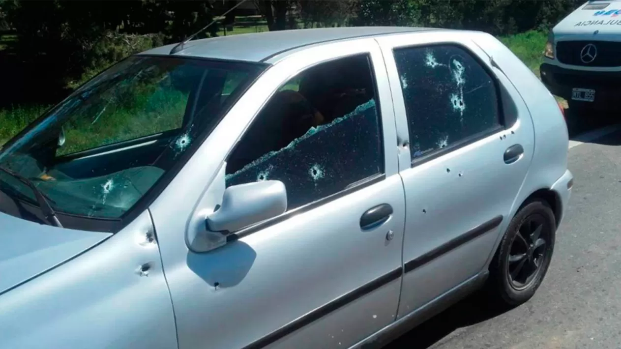 ACRIBILLADO. El auto atacado tenía al menos 20 impactos de bala en la carrocería. 