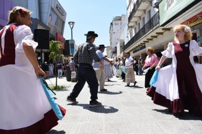 Una mañana llena de gauchos, pañuelos y chacareras en la peatonal